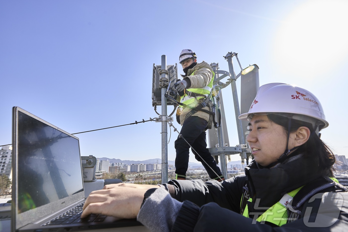 (서울=뉴스1) = SK텔레콤이 설 명절과 동계올림픽 기간을 맞아 안정적인 서비스를 제공하기 위해 특별 소통대책을 가동한다고 9일 밝혔다. 사진은 SKT, SK오앤에스 직원들이 수 …