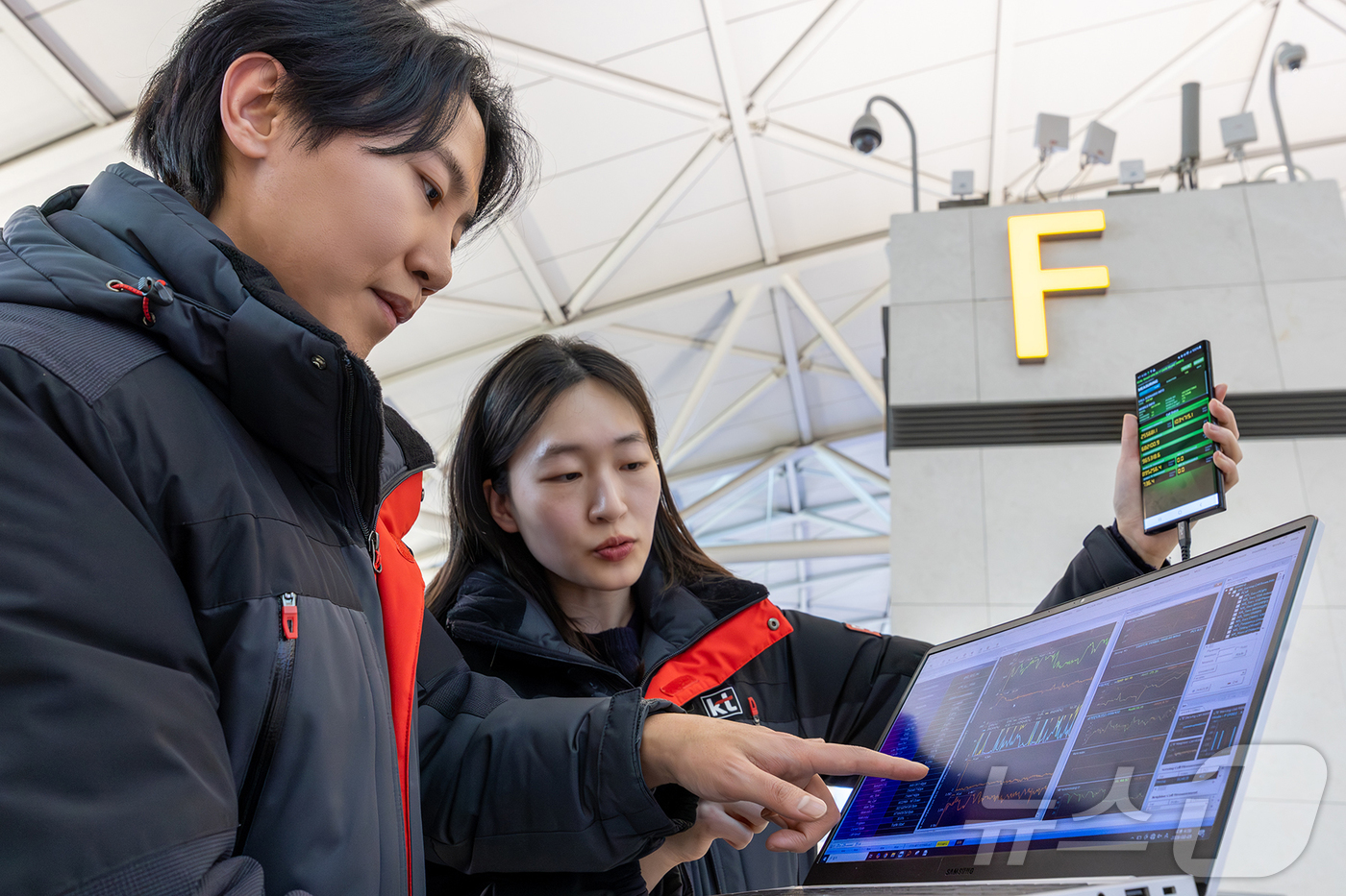 (서울=뉴스1) = KT가 오는 13일부터 22일까지 설 연휴 기간 중 안정적인 통신 서비스를 제공하기 위한 네트워크 집중 관제 체계를 운영한다고 9일 밝혔다. 사진은 KT 직원들 …