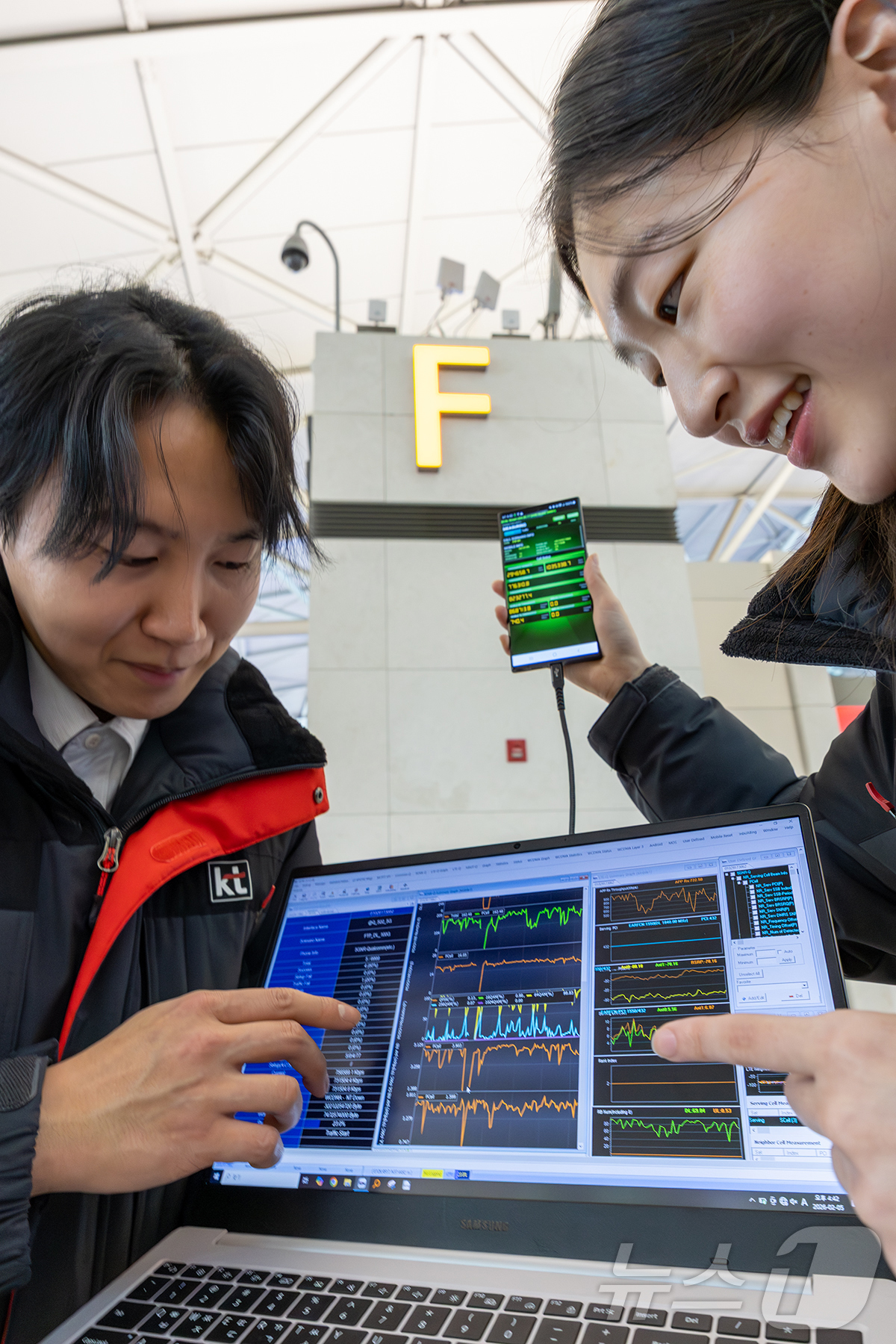 (서울=뉴스1) = KT가 오는 13일부터 22일까지 설 연휴 기간 중 안정적인 통신 서비스를 제공하기 위한 네트워크 집중 관제 체계를 운영한다고 9일 밝혔다. 사진은 KT 직원들 …