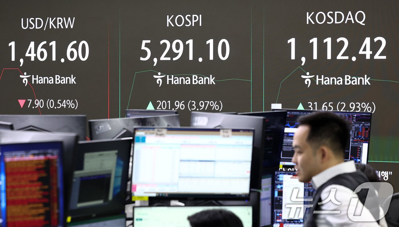 본문 이미지 - 코스피가 상승 출발한 9일 서울 중구 하나은행 본점 딜링룸 전광판에 증시 시황이 표시되어 있다. 2026.2.9 ⓒ 뉴스1 최지환 기자