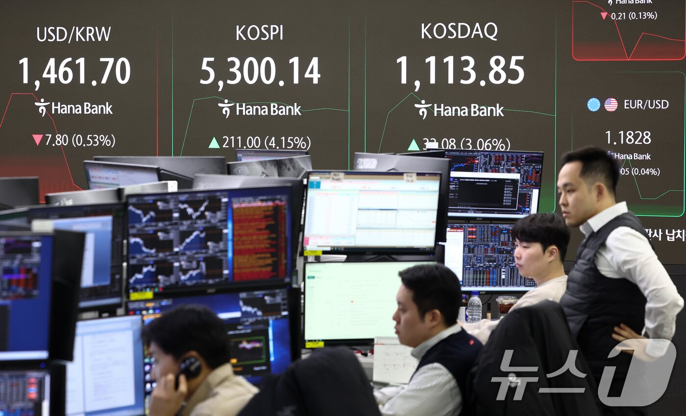 본문 이미지 - 코스피가 상승 출발한 9일 서울 중구 하나은행 본점 딜링룸 전광판에 증시 시황이 표시되어 있다. 2026.2.9 ⓒ 뉴스1 최지환 기자