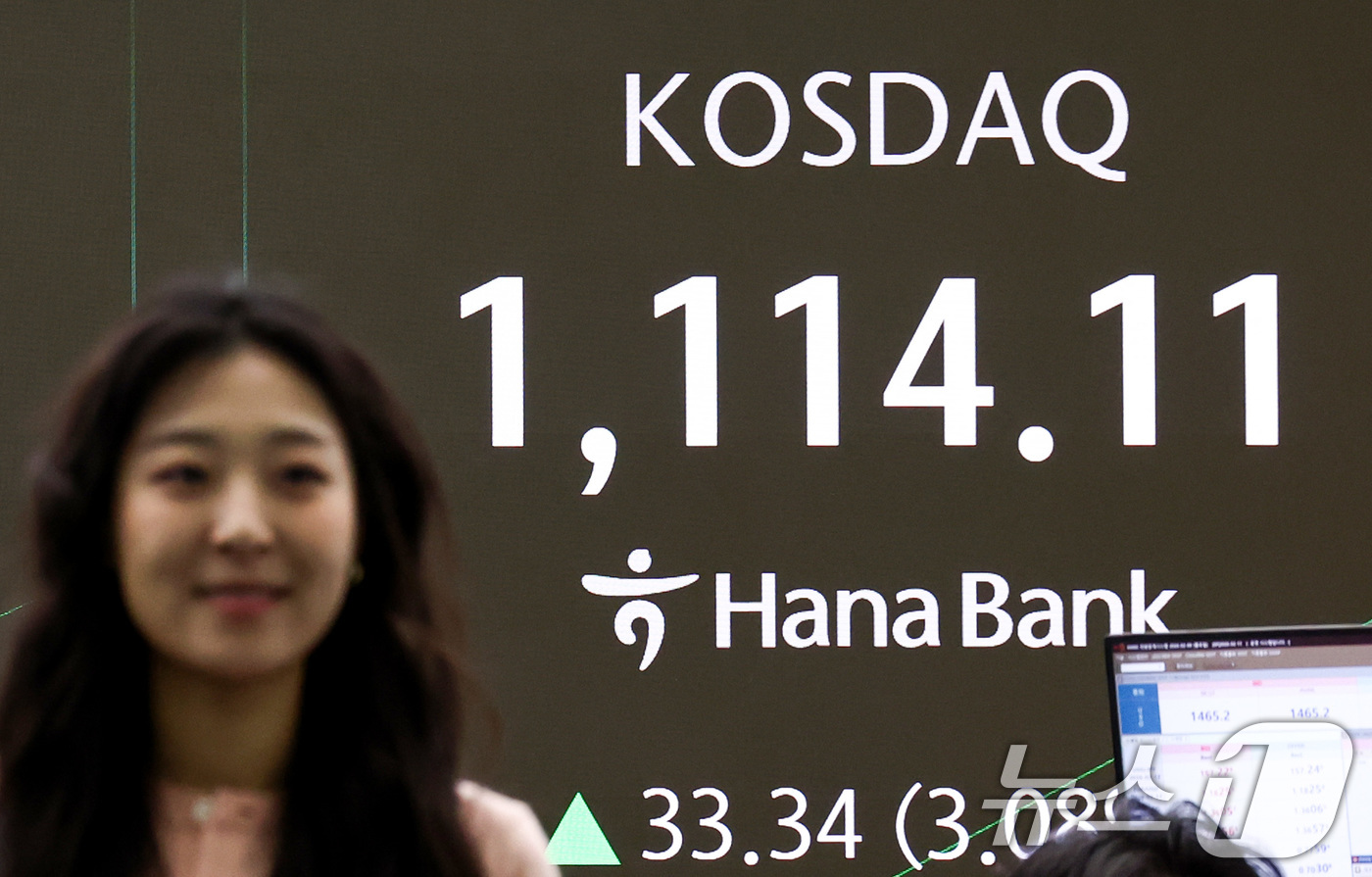 (서울=뉴스1) 최지환 기자 = 코스피·코스닥이 상승 출발한 9일 서울 중구 하나은행 본점 딜링룸 전광판에 증시 시황이 표시되어 있다. 2026.2.9/뉴스1