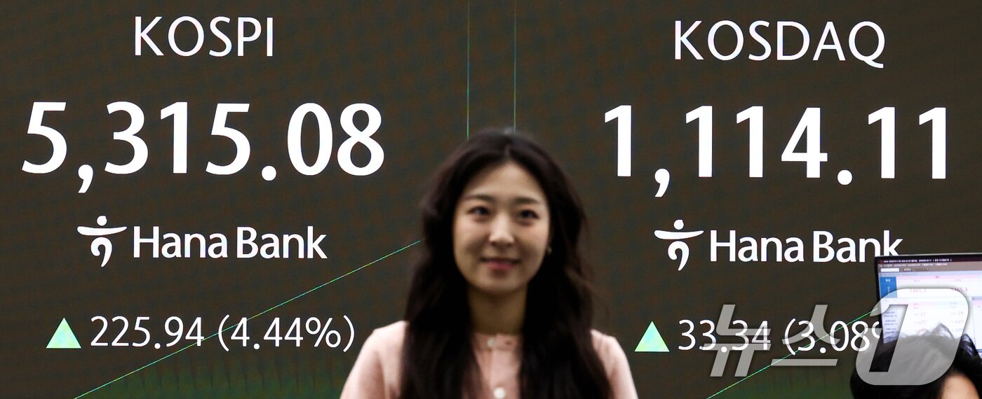 본문 이미지 - 코스피가 상승 출발한 9일 서울 중구 하나은행 본점 딜링룸 전광판에 증시 시황이 표시되어 있다. 2026.2.9 ⓒ 뉴스1 최지환 기자