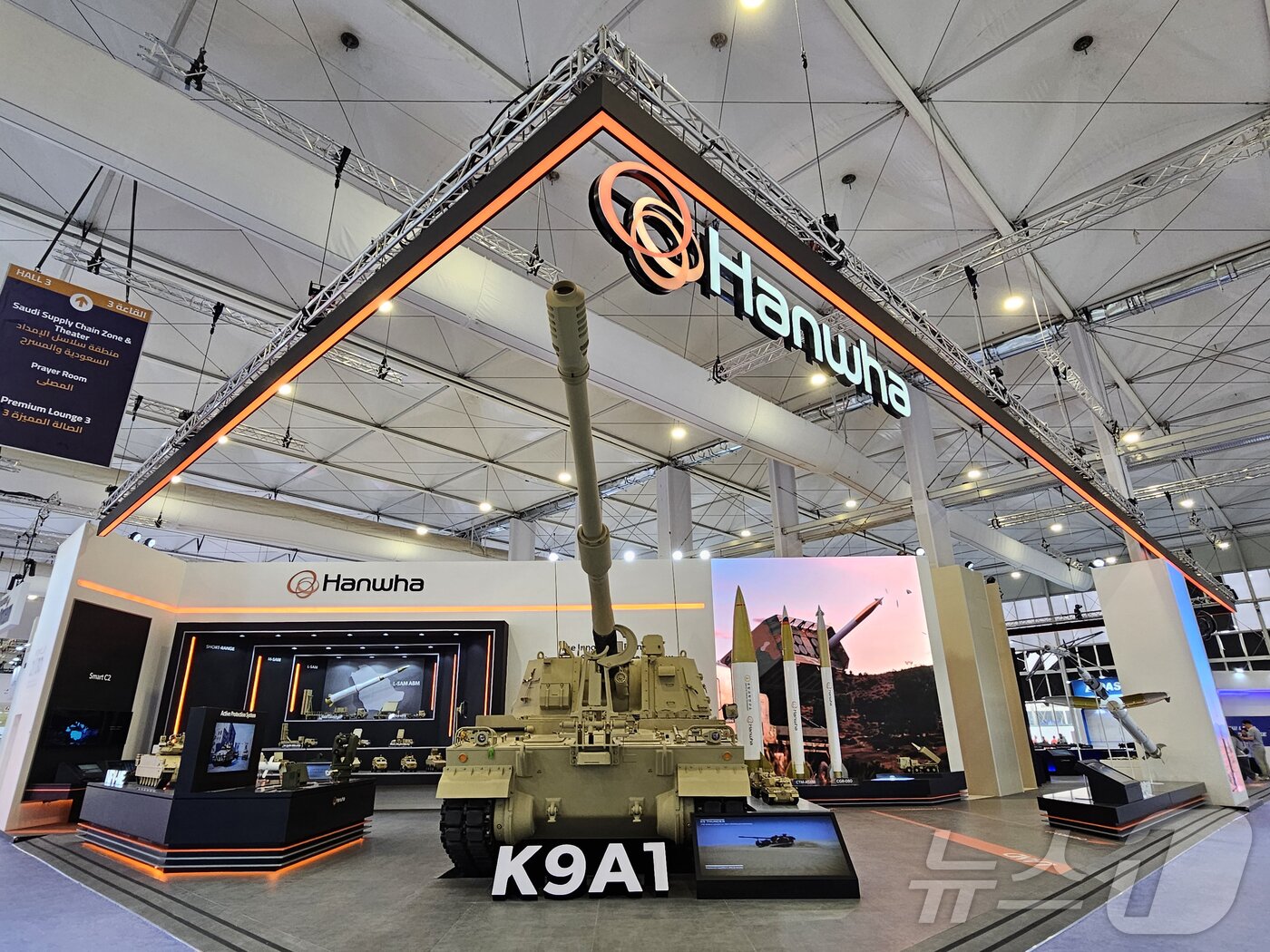 본문 이미지 - 한화 방산 3사의 WDS 2026 통합 전시부스에서 AI 기술 기반 미래형 통합 무기체계를 선보이는 모습. (한화 제공. 재판매 및 DB 금지)