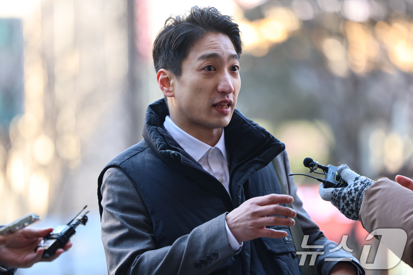 (서울=뉴스1) 김도우 기자 = 김경 전 시의원을 직권남용권리행사방해 등 혐의로 고발한 이상욱 정의당 강서구위원장이 9일 서울 강서경찰서에 고발인 조사를 위해 출석하며 취재진 질문 …