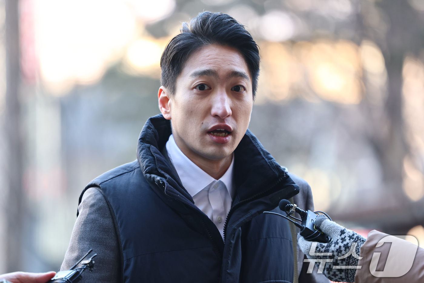 (서울=뉴스1) 김도우 기자 = 김경 전 시의원을 직권남용권리행사방해 등 혐의로 고발한 이상욱 정의당 강서구위원장이 9일 서울 강서경찰서에 고발인 조사를 위해 출석하며 취재진 질문 …