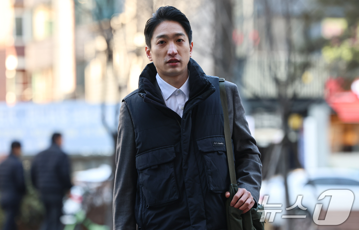 (서울=뉴스1) 김도우 기자 = 김경 전 시의원을 직권남용권리행사방해 등 혐의로 고발한 이상욱 정의당 강서구위원장이 9일 서울 강서경찰서에 고발인 조사를 위해 출석하고 있다. 20 …