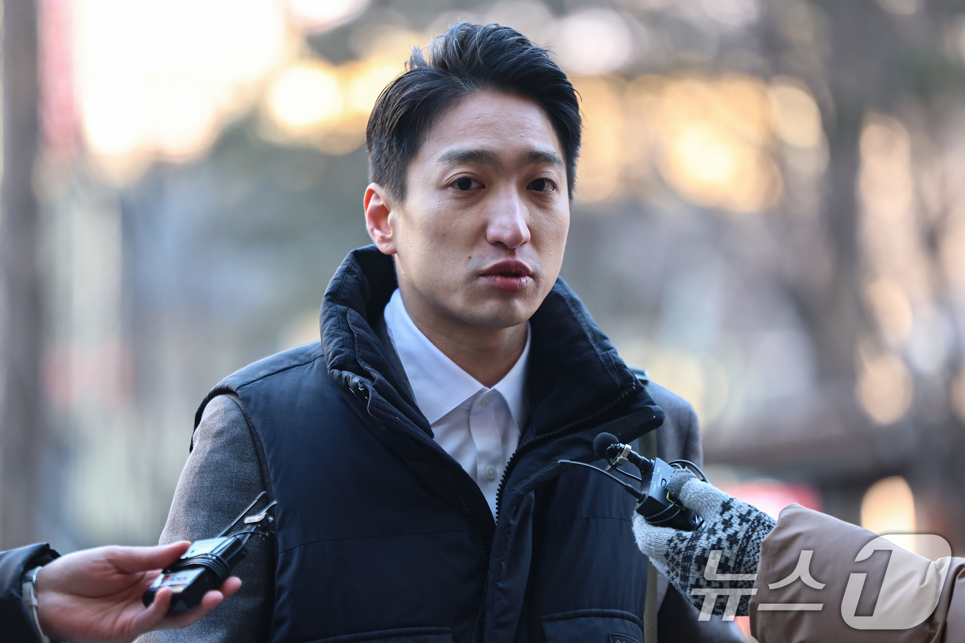 (서울=뉴스1) 김도우 기자 = 김경 전 시의원을 직권남용권리행사방해 등 혐의로 고발한 이상욱 정의당 강서구위원장이 9일 서울 강서경찰서에 고발인 조사를 위해 출석하며 취재진 질문 …