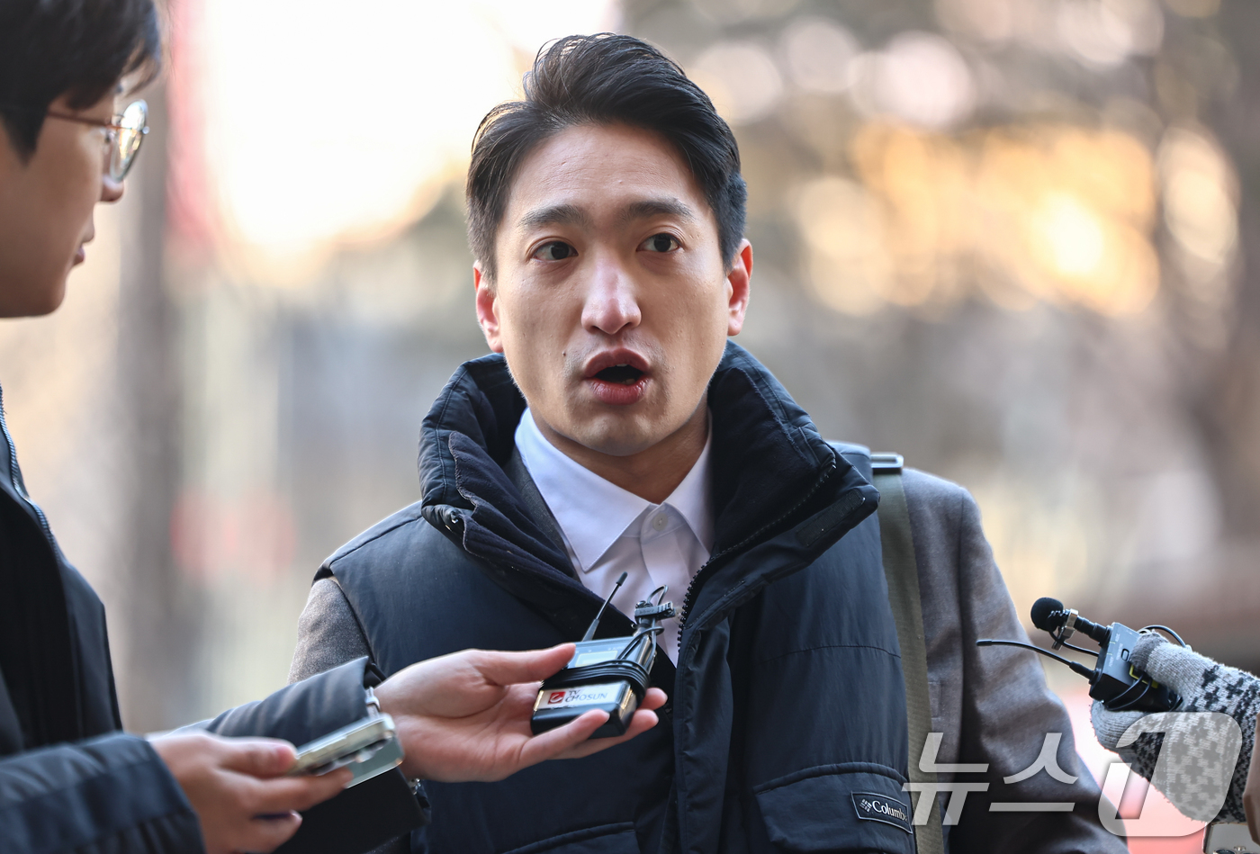 (서울=뉴스1) 김도우 기자 = 김경 전 시의원을 직권남용권리행사방해 등 혐의로 고발한 이상욱 정의당 강서구위원장이 9일 서울 강서경찰서에 고발인 조사를 위해 출석하며 취재진 질문 …