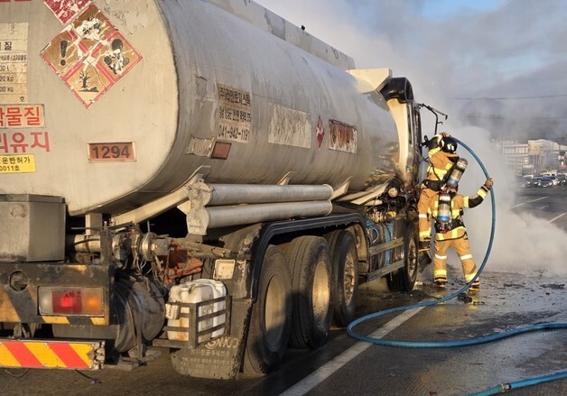 천안서 탱크로리가 승용차 추돌…승용차 전소·20대남성 이송