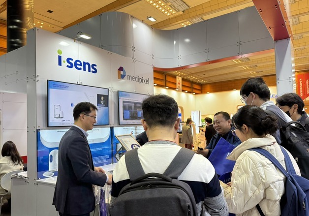 바늘 없이 편리하게 혈당 측정…계속 진화하는 아이센스[문대현의 메디뷰]