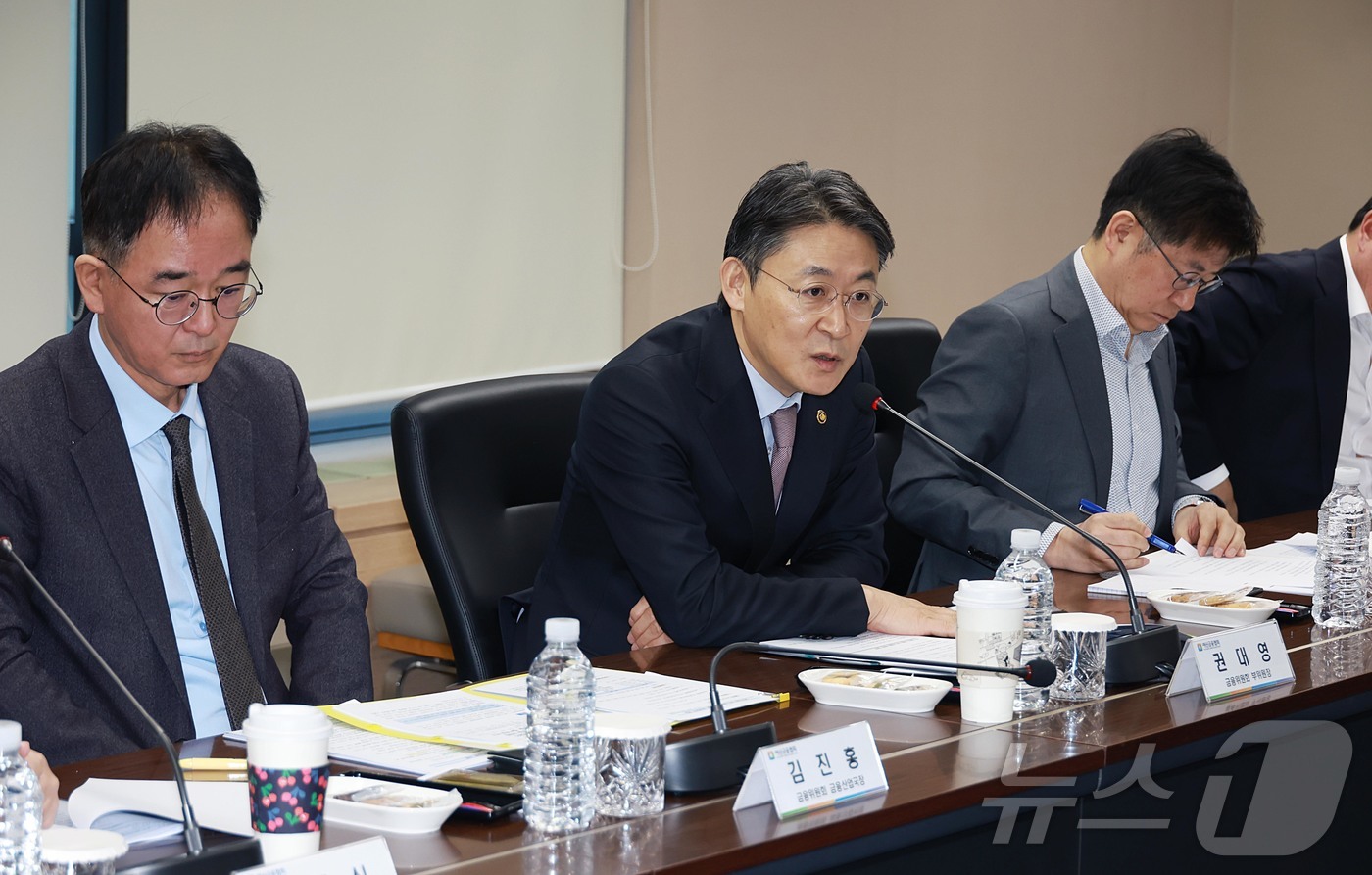 (서울=뉴스1) = 권대영 금융위원회 부위원장이 9일 오전 서울 중구 여신금융협회에서 열린 '재기 지원 카드상품 준비상황 점검회의'에서 발언을 하고 있다. (금융위원회 제공. 재판 …