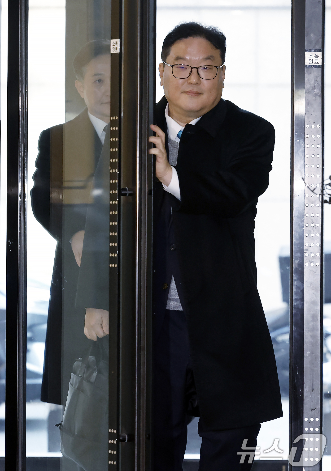 (서울=뉴스1) 박정호 기자 = 쿠팡 사건을 무혐의 처분하도록 외압을 행사한 인물로 지목된 엄희준 광주고등검찰청 검사가 9일 오전 서울 서초구 관봉권·쿠팡 상설특검팀 사무실에서 2 …