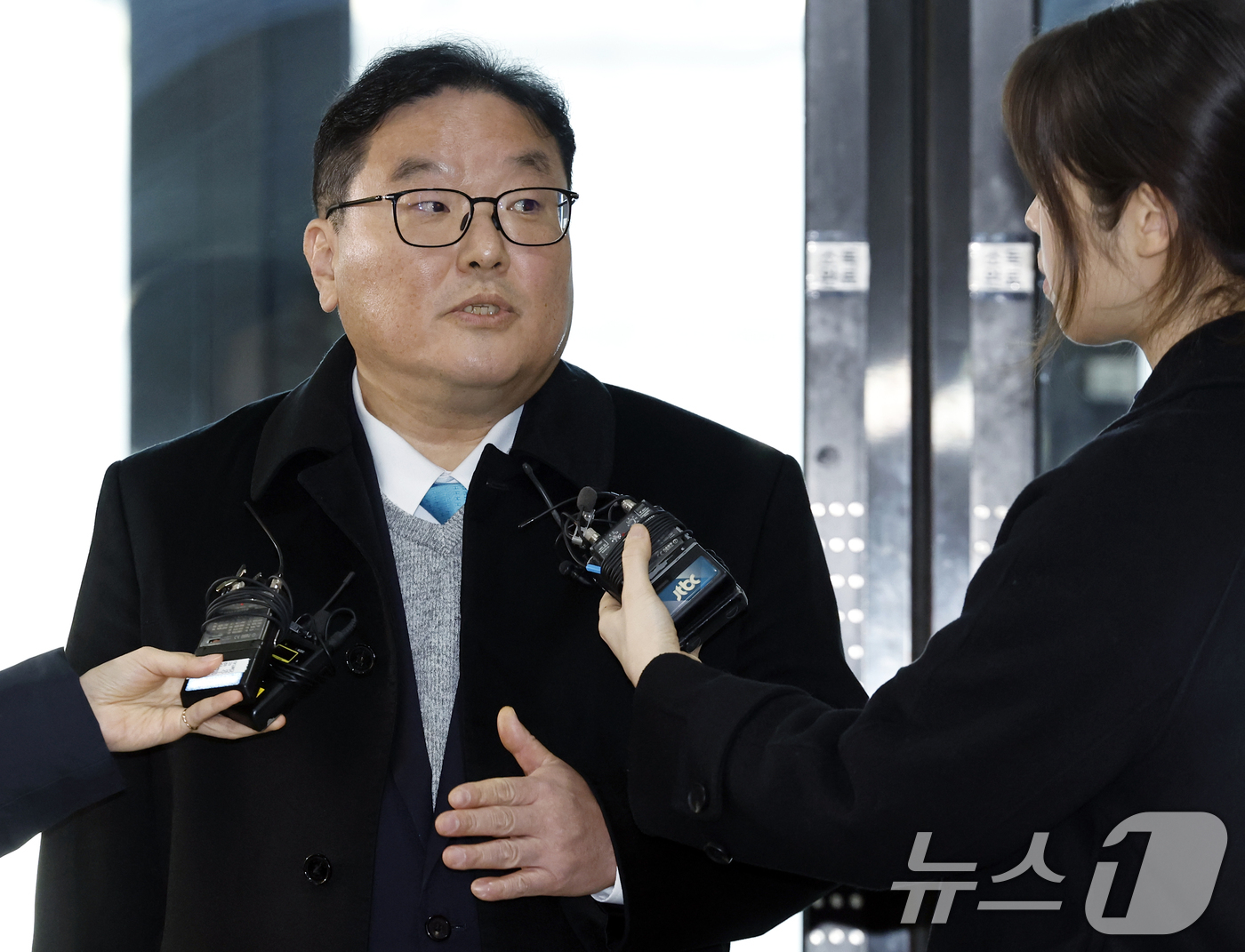 (서울=뉴스1) 박정호 기자 = 쿠팡 사건을 무혐의 처분하도록 외압을 행사한 인물로 지목된 엄희준 광주고등검찰청 검사가 9일 오전 서울 서초구 관봉권·쿠팡 상설특검팀 사무실에서 2 …