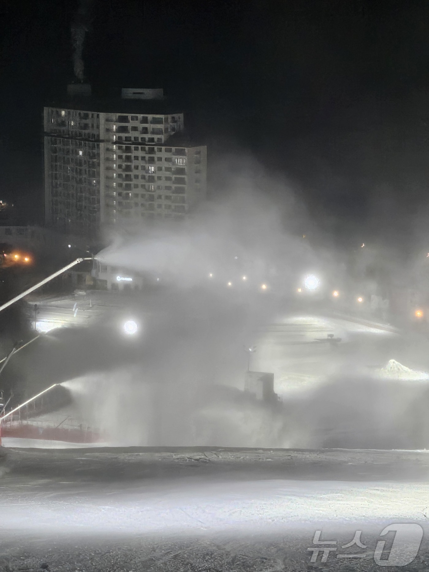 (춘천=뉴스1) 이종재 기자 = 9일 새벽 강원 춘천시 남산면 소재 엘리시안 강촌 스키장이 제설기를 이용해 인공 눈을 뿌리고 있다. 엘리시안 강촌 스키장은 시즌 초부터 주야간을 가 …