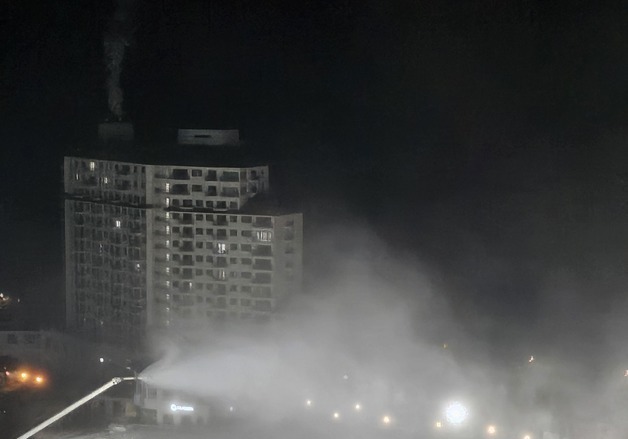 추위에 인공눈 뿌리는 스키장