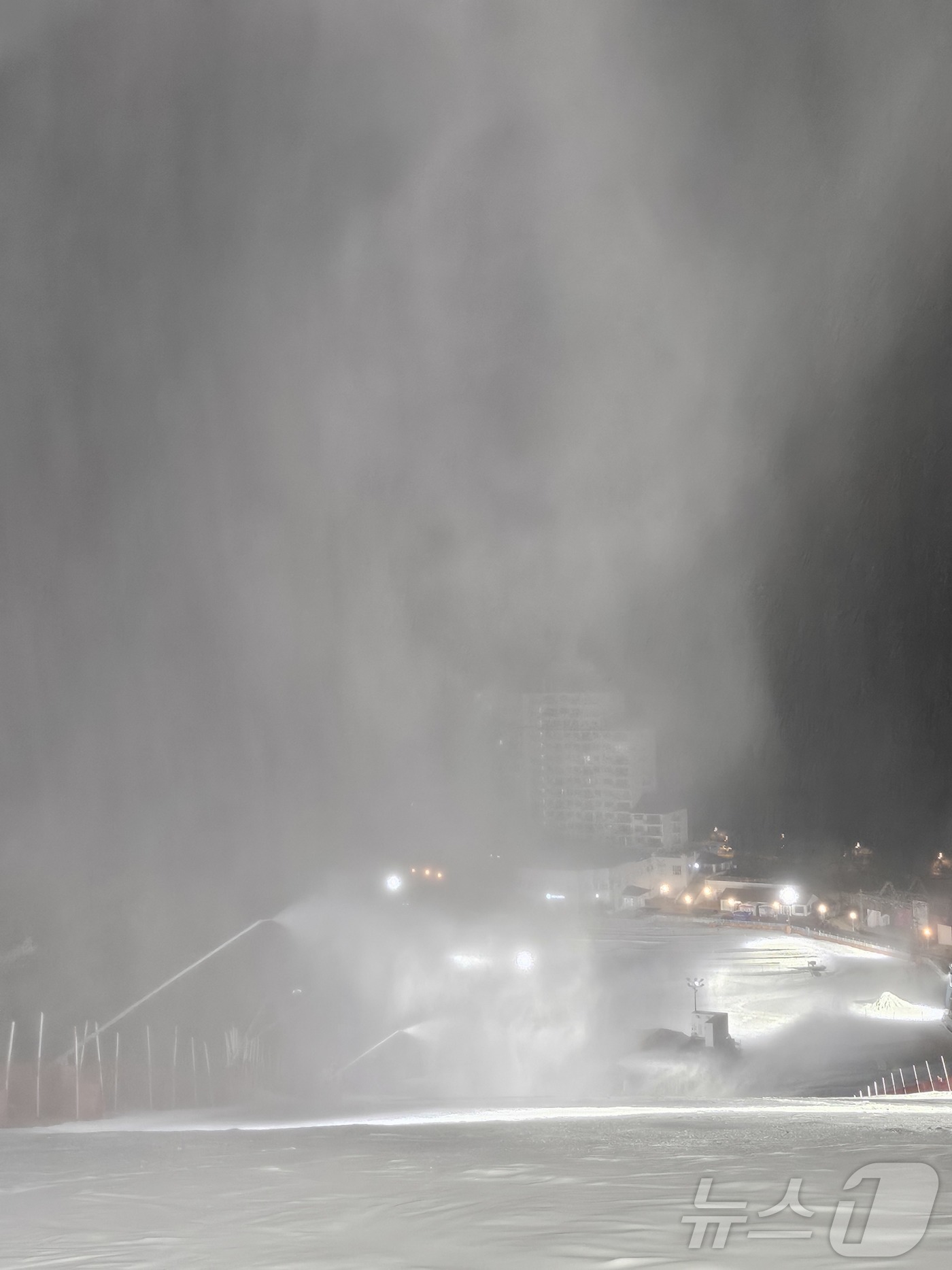 (춘천=뉴스1) 이종재 기자 = 9일 새벽 강원 춘천시 남산면 소재 엘리시안 강촌 스키장이 제설기를 이용해 인공 눈을 뿌리고 있다. 엘리시안 강촌 스키장은 시즌 초부터 주야간을 가 …