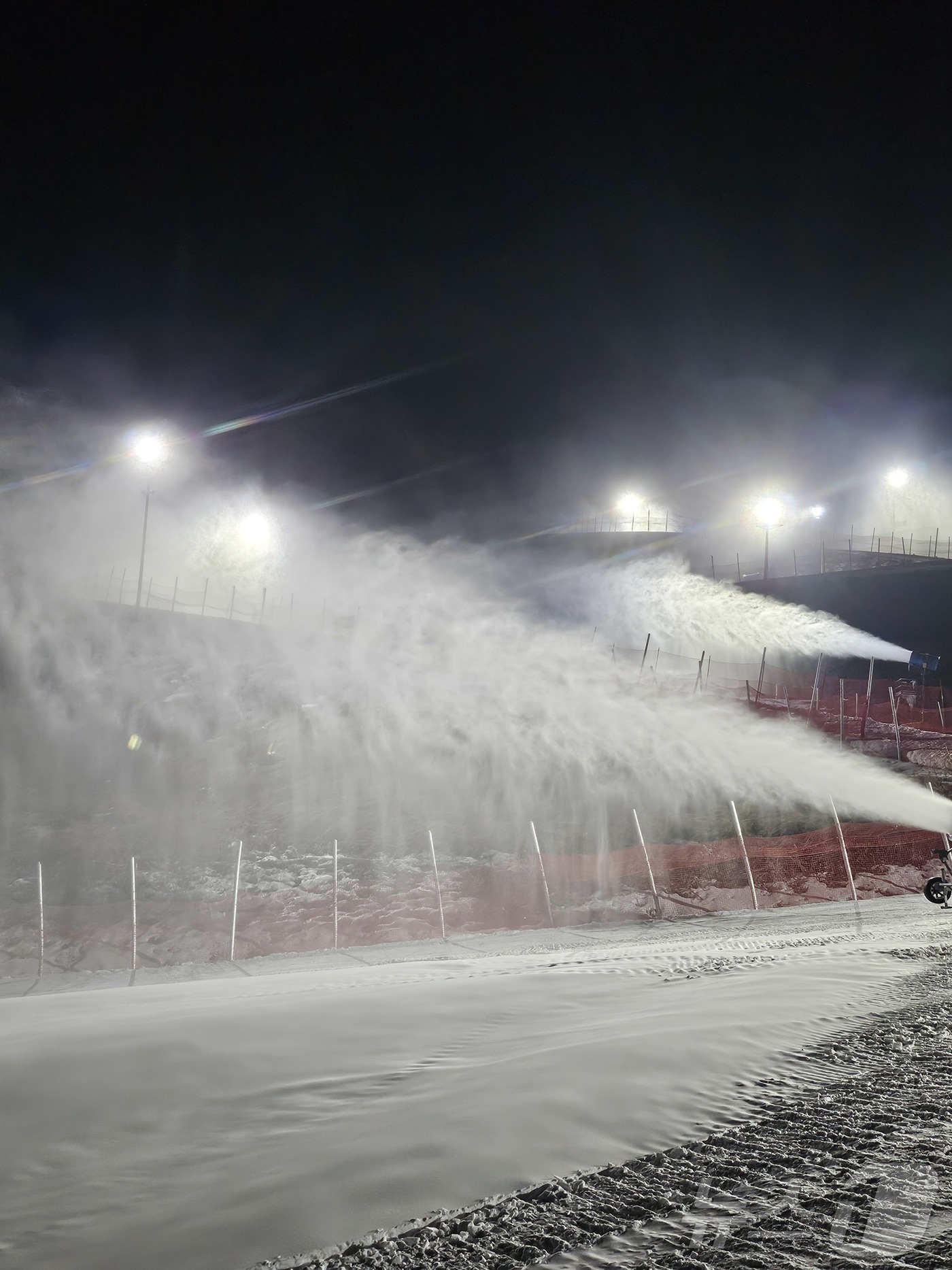 (춘천=뉴스1) 이종재 기자 = 9일 새벽 강원 춘천시 남산면 소재 엘리시안 강촌 스키장이 제설기를 이용해 인공 눈을 뿌리고 있다. 엘리시안 강촌 스키장은 시즌 초부터 주야간을 가 …