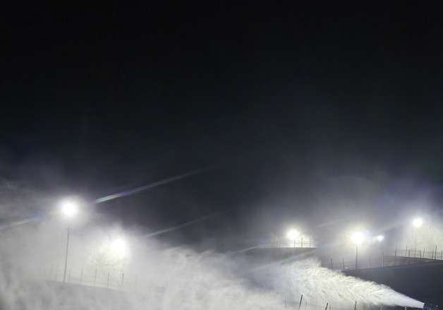 인공눈이 '펑펑' 엘리시안 강촌 스키장