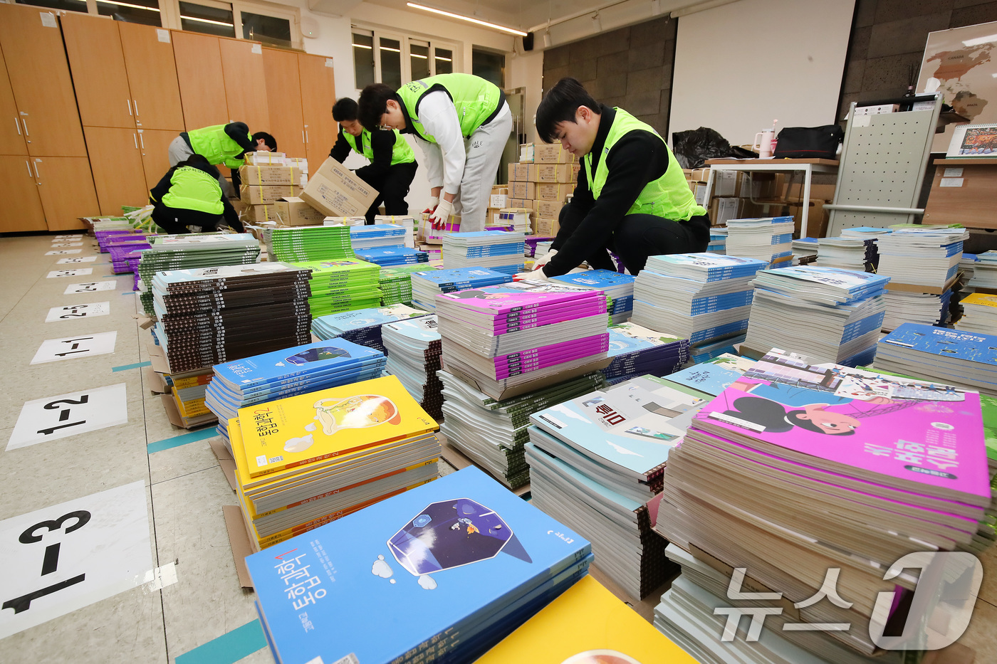 (대구=뉴스1) 공정식 기자 = 9일 오전 대구 동구 신암동 대구관광고등학교에서 대구학교지원센터 관계자들이 개학을 앞두고 학생들에게 나눠줄 2026학년도 신학기 교과서를 분류하고 …