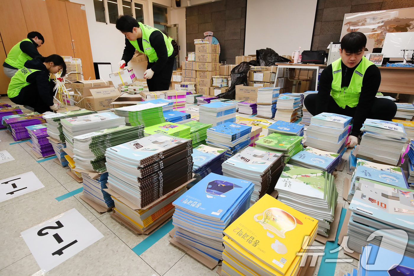(대구=뉴스1) 공정식 기자 = 9일 오전 대구 동구 신암동 대구관광고등학교에서 대구학교지원센터 관계자들이 개학을 앞두고 학생들에게 나눠줄 2026학년도 신학기 교과서를 분류하고 …