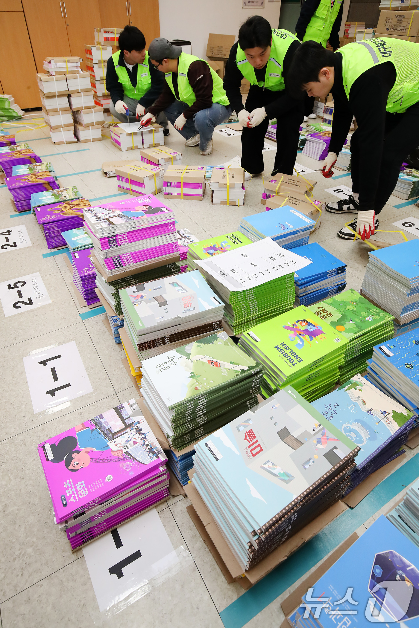 (대구=뉴스1) 공정식 기자 = 9일 오전 대구 동구 신암동 대구관광고등학교에서 대구학교지원센터 관계자들이 개학을 앞두고 학생들에게 나눠줄 2026학년도 신학기 교과서를 분류하고 …