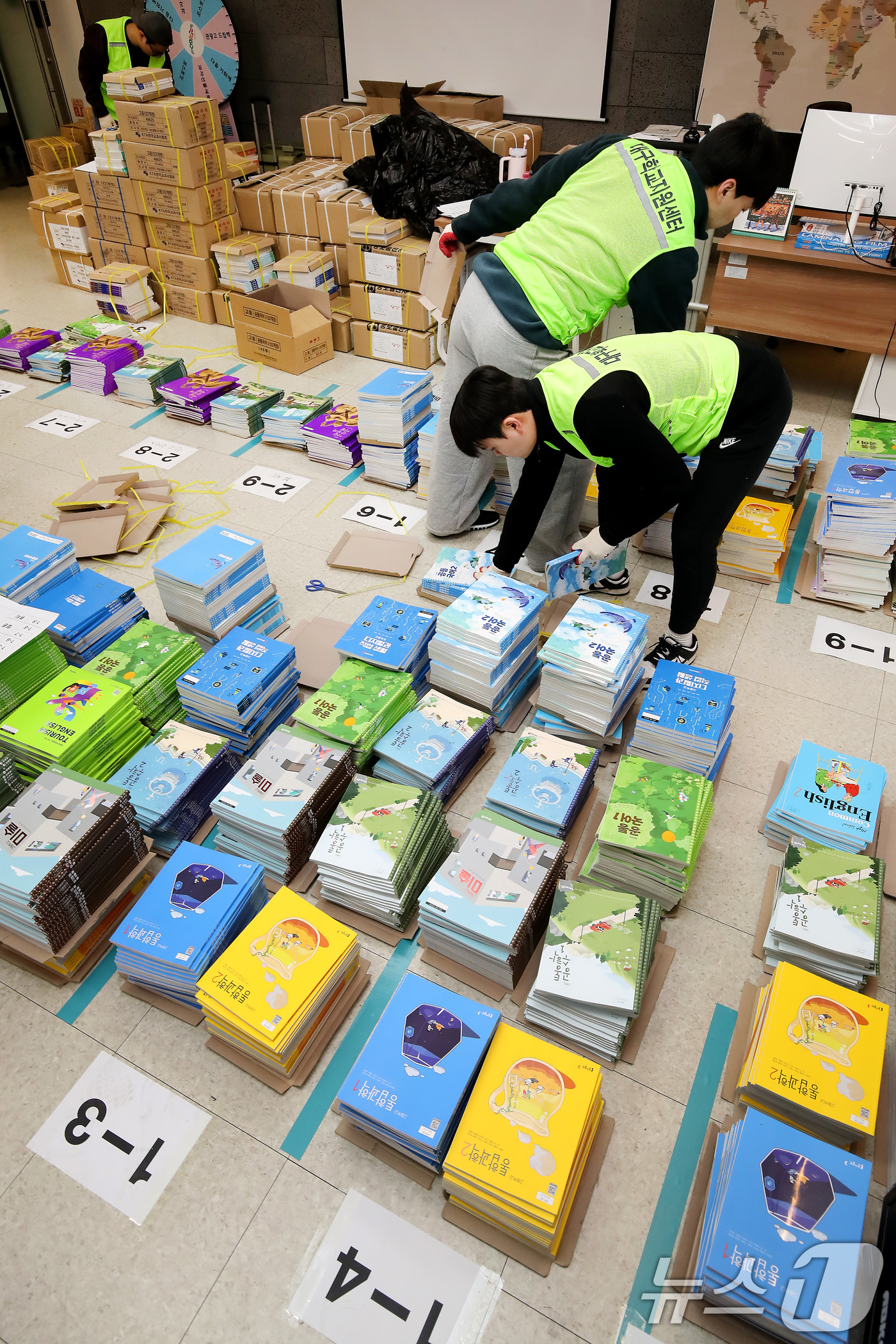 (대구=뉴스1) 공정식 기자 = 9일 오전 대구 동구 신암동 대구관광고등학교에서 대구학교지원센터 관계자들이 개학을 앞두고 학생들에게 나눠줄 2026학년도 신학기 교과서를 분류하고 …