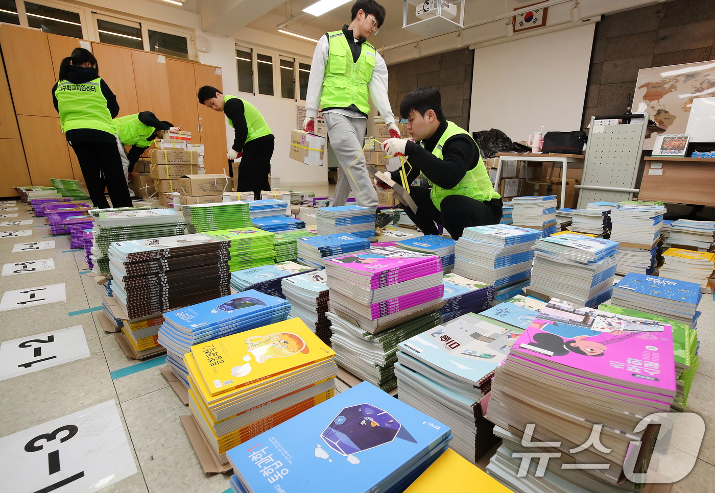 (대구=뉴스1) 공정식 기자 = 9일 오전 대구 동구 신암동 대구관광고등학교에서 대구학교지원센터 관계자들이 개학을 앞두고 학생들에게 나눠줄 2026학년도 신학기 교과서를 분류하고 …