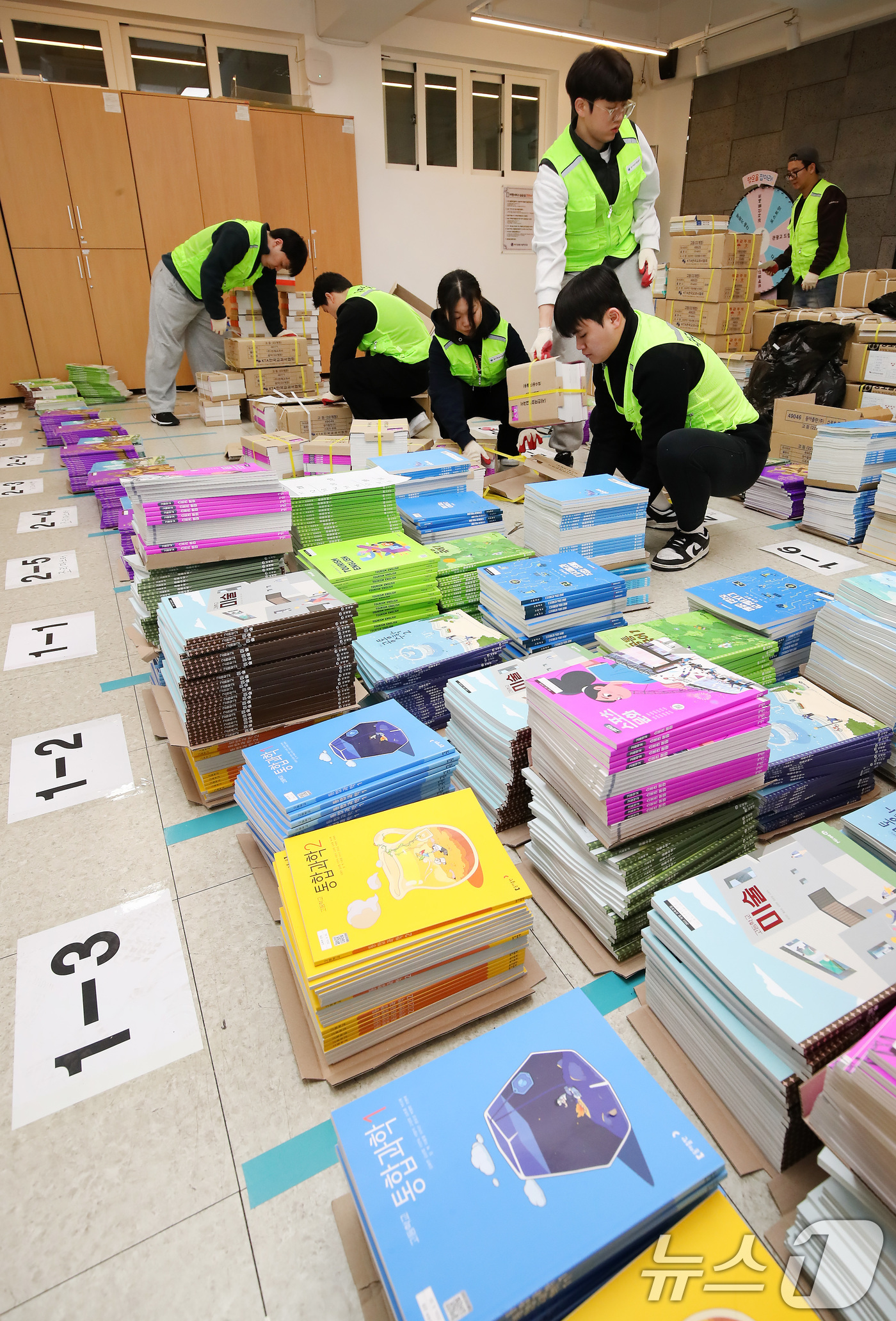 (대구=뉴스1) 공정식 기자 = 9일 오전 대구 동구 신암동 대구관광고등학교에서 대구학교지원센터 관계자들이 개학을 앞두고 학생들에게 나눠줄 2026학년도 신학기 교과서를 분류하고 …