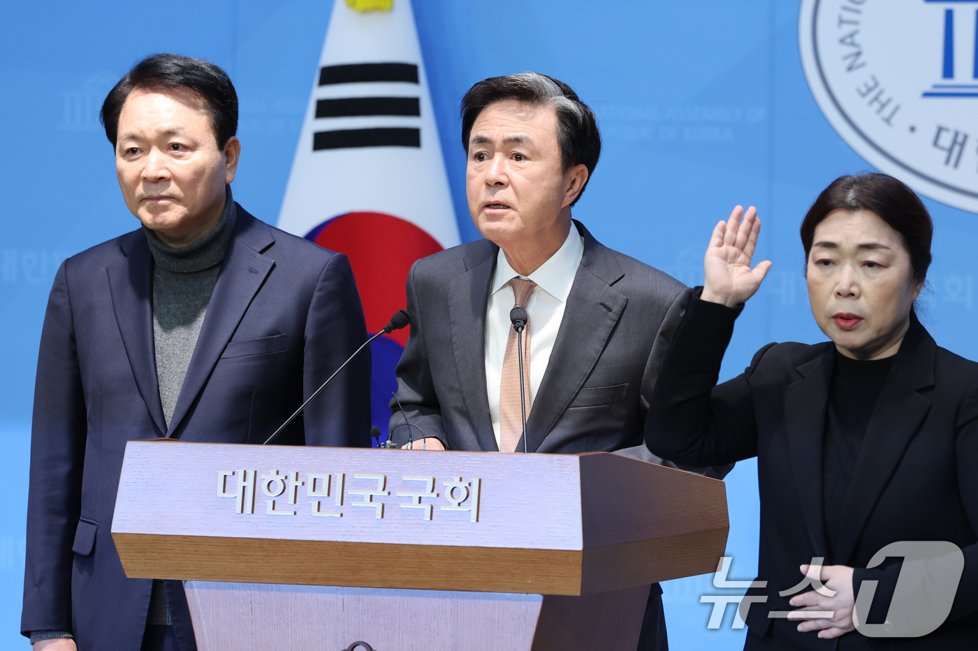 (서울=뉴스1) 신웅수 기자 = 김태흠 충남도지사가 9일 서울 여의도 국회 소통관에서 대전·충남 행정통합 관련 기자회견을 하고 있다. 2026.2.9/뉴스1