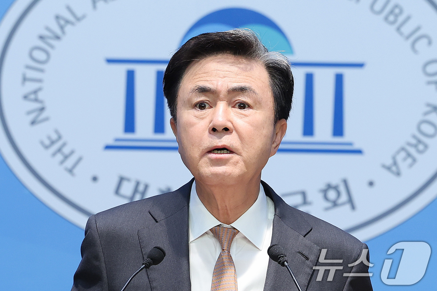 (서울=뉴스1) 신웅수 기자 = 김태흠 충남도지사가 9일 서울 여의도 국회 소통관에서 대전·충남 행정통합 관련 기자회견을 하고 있다. 2026.2.9/뉴스1