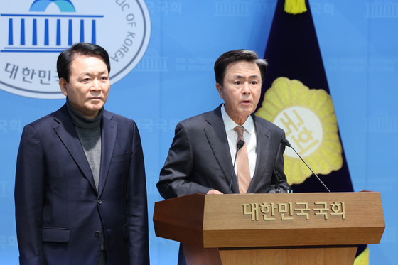 기자회견하는 김태흠 지사