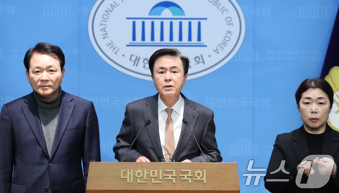 (서울=뉴스1) 신웅수 기자 = 김태흠 충남도지사가 9일 서울 여의도 국회 소통관에서 대전·충남 행정통합 관련 기자회견을 하고 있다. 2026.2.9/뉴스1