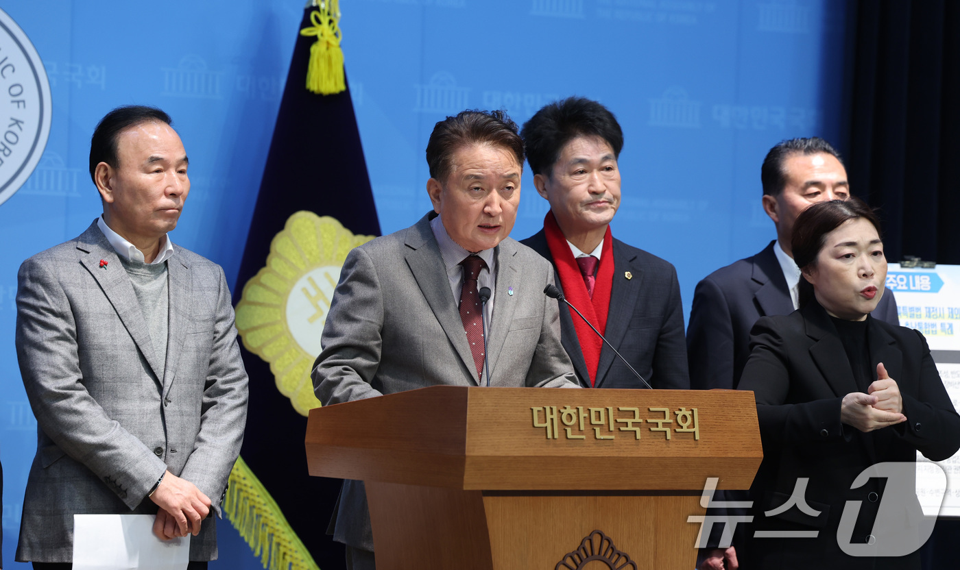 (서울=뉴스1) 신웅수 기자 = 김영환 충북도지사가 9일 서울 여의도 국회 소통관에서 충청북특별자치도법 제정 촉구 기자회견을 하고 있다. 2026.2.9/뉴스1