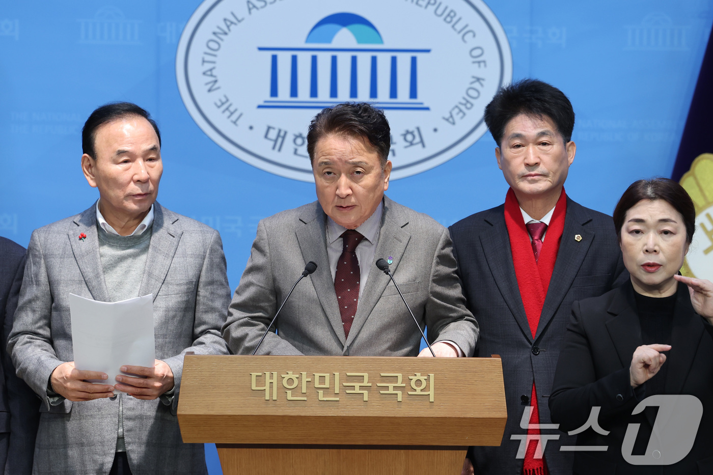 (서울=뉴스1) 신웅수 기자 = 김영환 충북도지사가 9일 서울 여의도 국회 소통관에서 충청북특별자치도법 제정 촉구 기자회견을 하고 있다. 2026.2.9/뉴스1