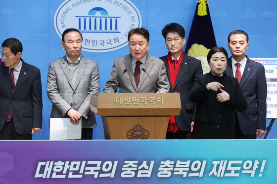 기자회견 연 김영환 지사