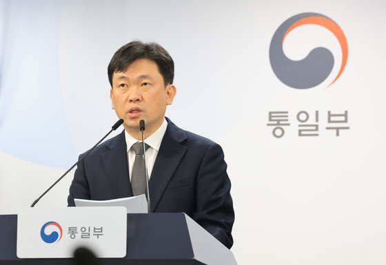 정례브리핑하는 윤민호 통일부 대변인