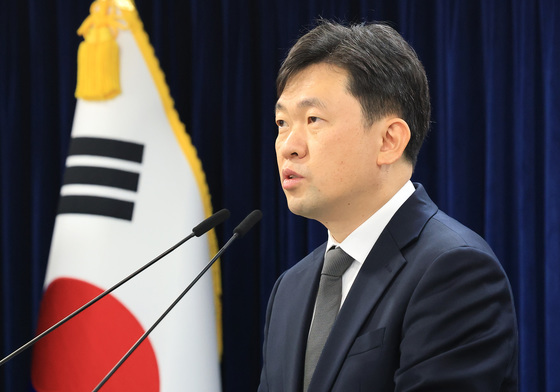 브리핑하는 윤민호 통일부 대변인