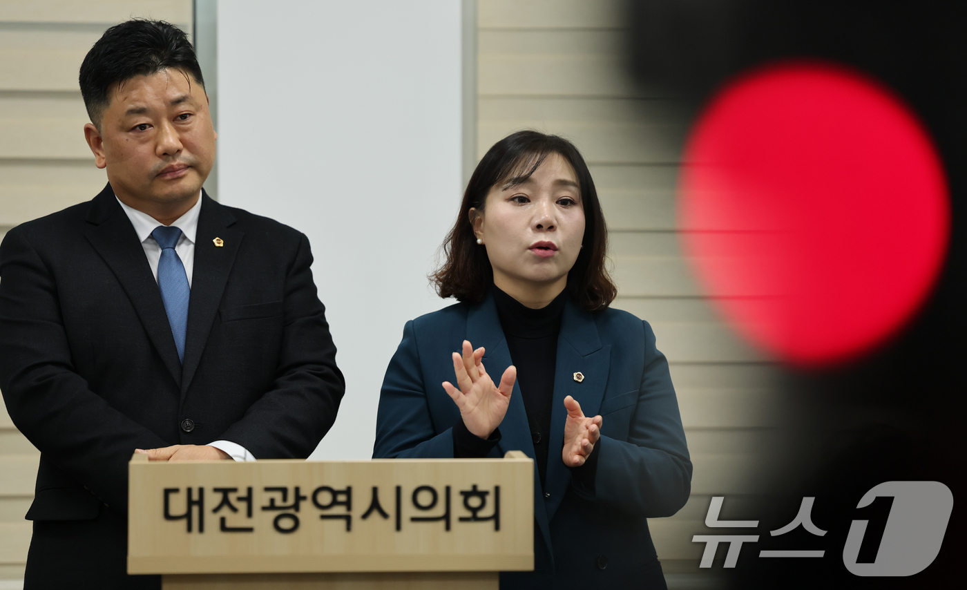 (대전=뉴스1) 김기태 기자 = 김민숙(비례)·방진영(유성구2) 더불어민주당 대전시의원이 9일 대전시의회에서 임시회를 앞두고 기자회견을 열고 대전·충남 행정통합 주민투표 실시 촉구 …