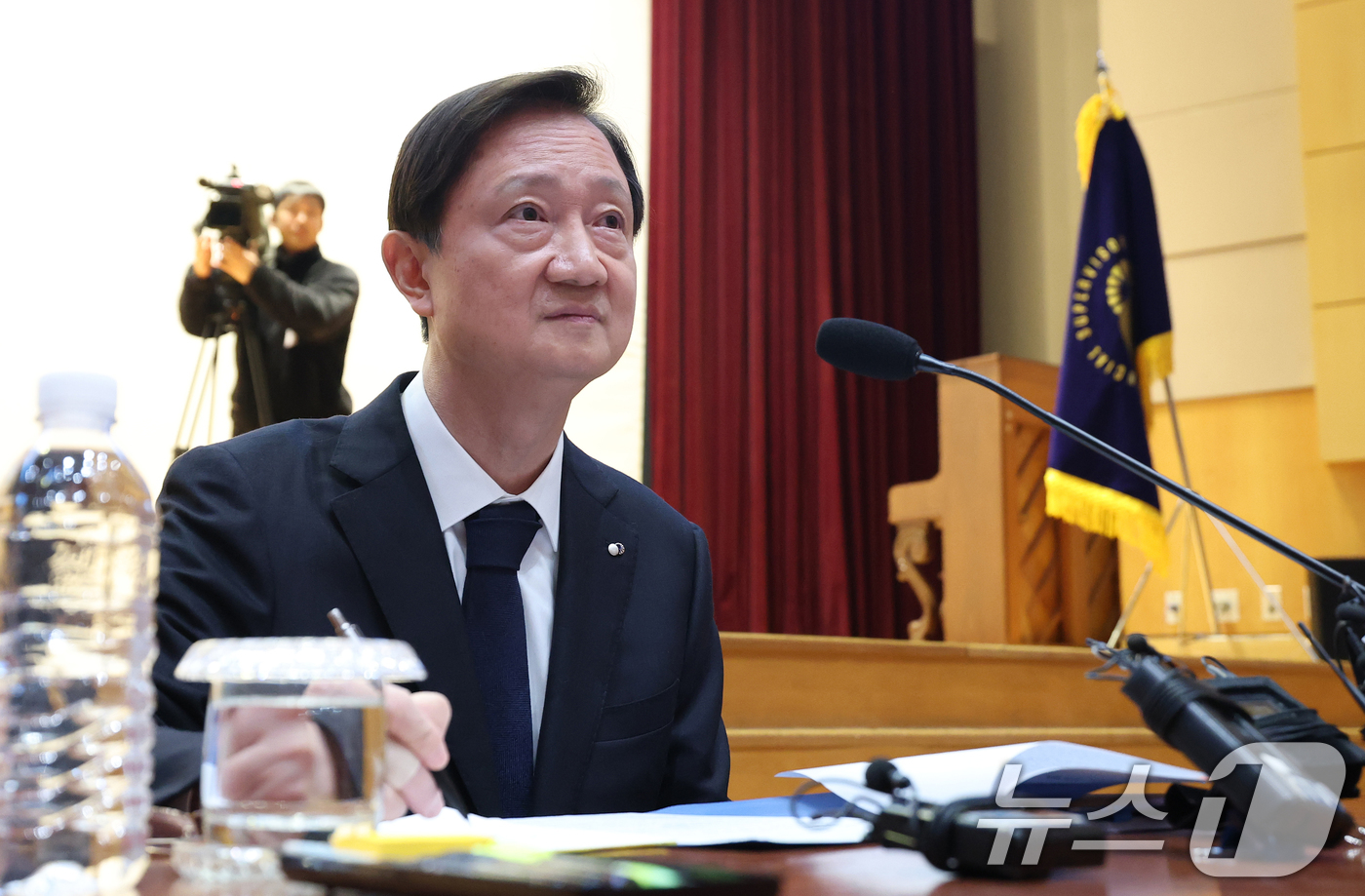 (서울=뉴스1) 오대일 기자 = 이찬진 금융감독원장이 9일 오전 서울 영등포구 금융감독원 대강당에서 열린 2026년 업무계획 관련 기자간담회에서 취재진의 질문을 받아 적고 있다.이 …