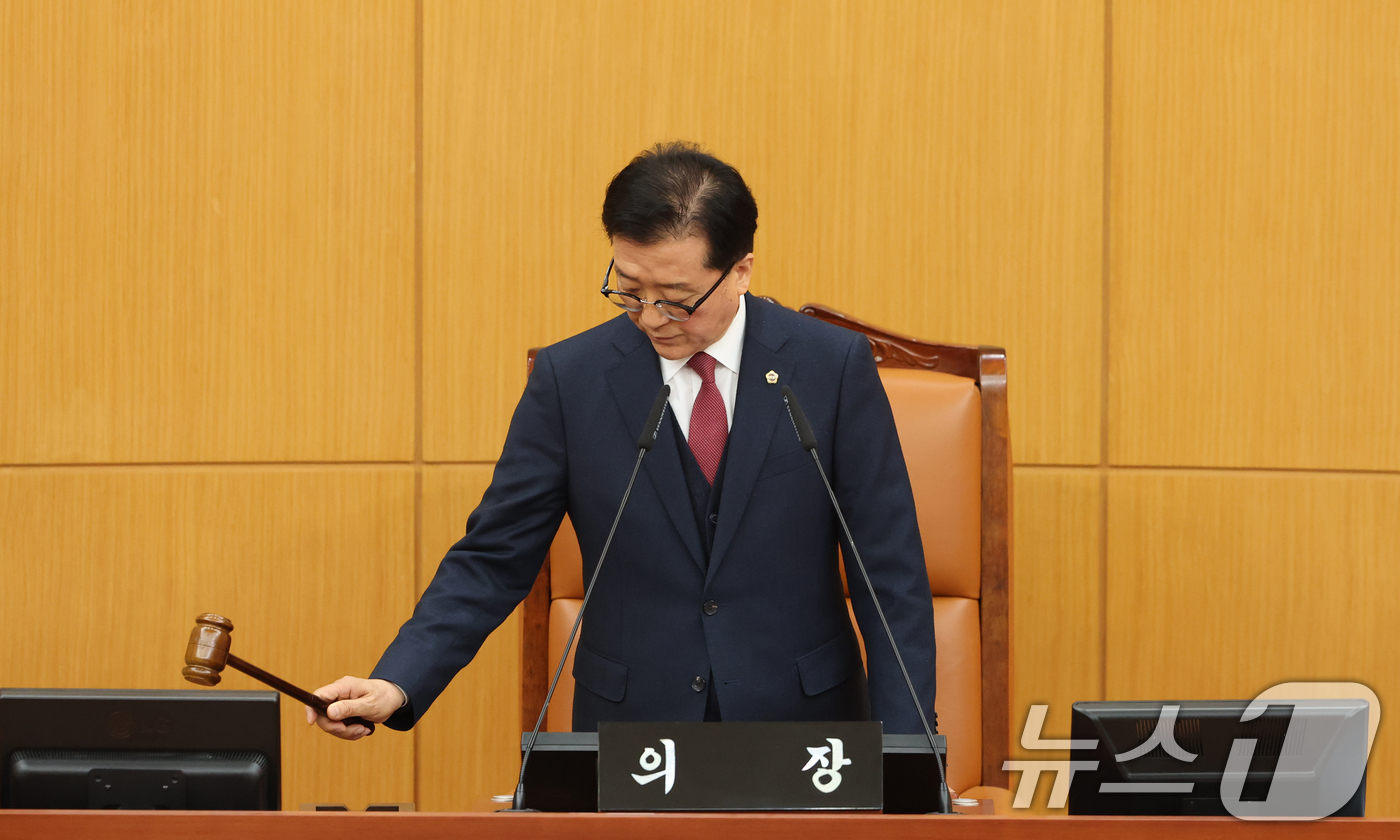 (대전=뉴스1) 김기태 기자 = 조원휘 대전시의장이 9일 대전시의회에서 열린 제293회 임시회 제1차 본회의 임시회에서 안건을 상정하고 있다. 국민의힘 소속 대전시의원은 이번 임시 …