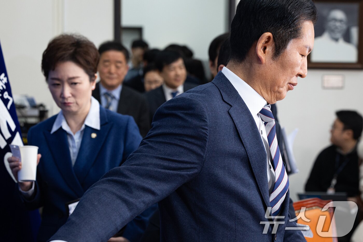 본문 이미지 - 정청래 더불어민주당 대표와 이언주 최고위원이 9일 서울 여의도 국회에서 열린 최고위원회의에 입장하고 있다. 2026.2.9 ⓒ 뉴스1 유승관 기자