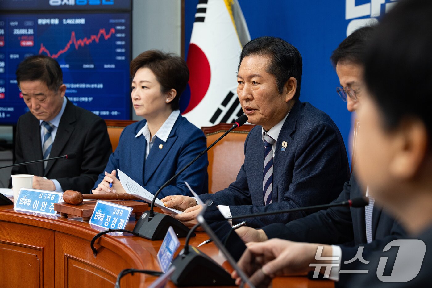 본문 이미지 - 정청래 더불어민주당 대표가 지난 9일 서울 여의도 국회에서 열린 최고위원회의에서 모두 발언을 하고 있다. 2026.2.9 ⓒ 뉴스1 유승관 기자