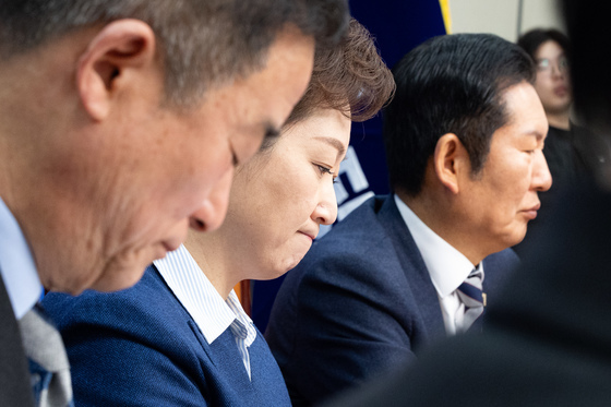 굳은 표정의 이언주 민주당 최고위원