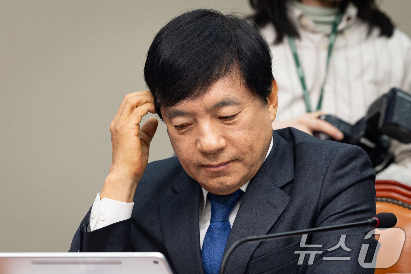(서울=뉴스1) 유승관 기자 = 이성윤 더불어민주당 최고위원이 9일 서울 여의도 국회에서 열린 최고위원회의에서 생각에 잠겨 있다. 2026.2.9/뉴스1