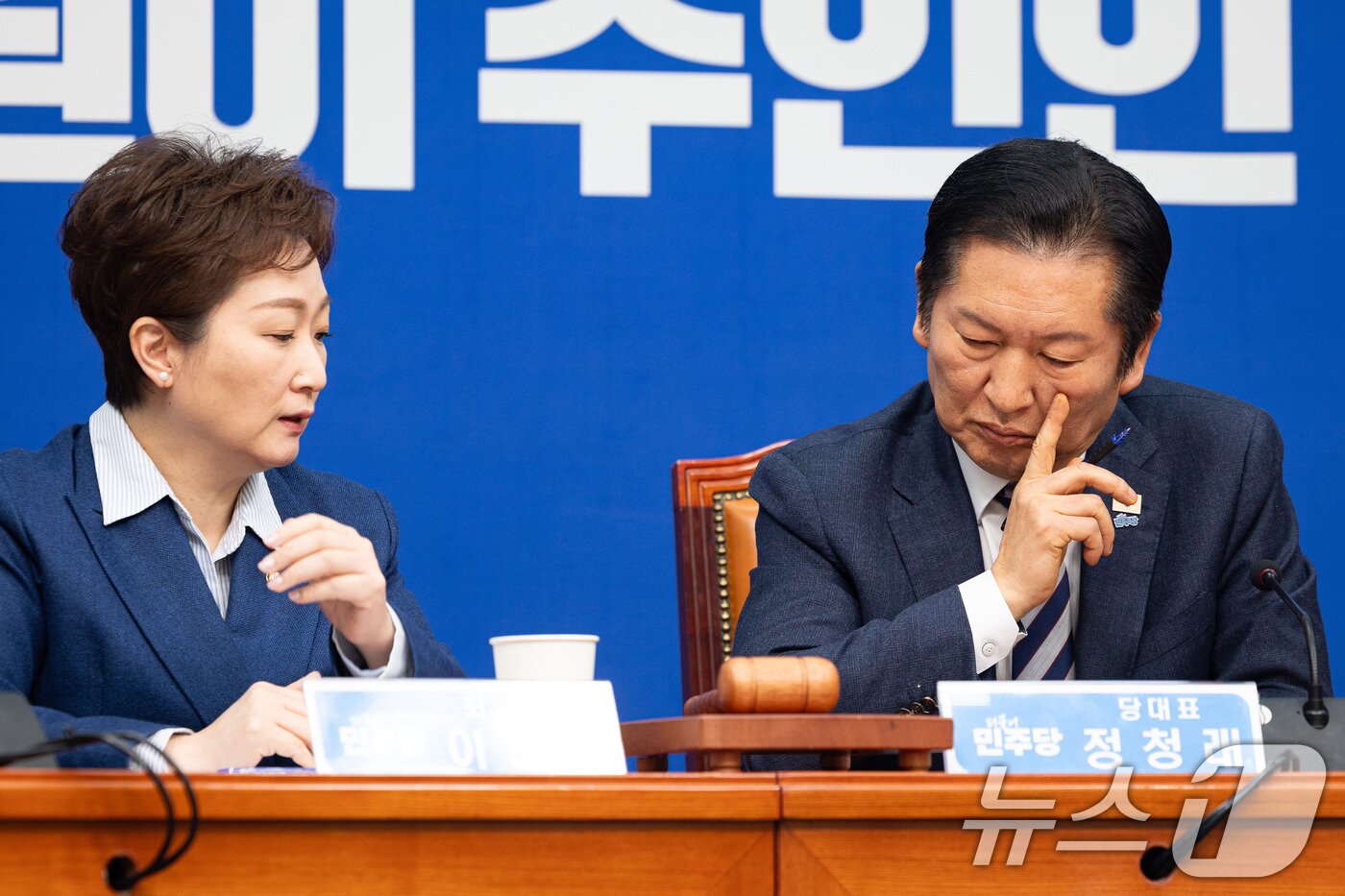 본문 이미지 - 정청래 더불어민주당 대표와 이언주 최고위원이 9일 서울 여의도 국회에서 열린 최고위원회의에서 대화하고 있다. 2026.2.9 ⓒ 뉴스1 유승관 기자