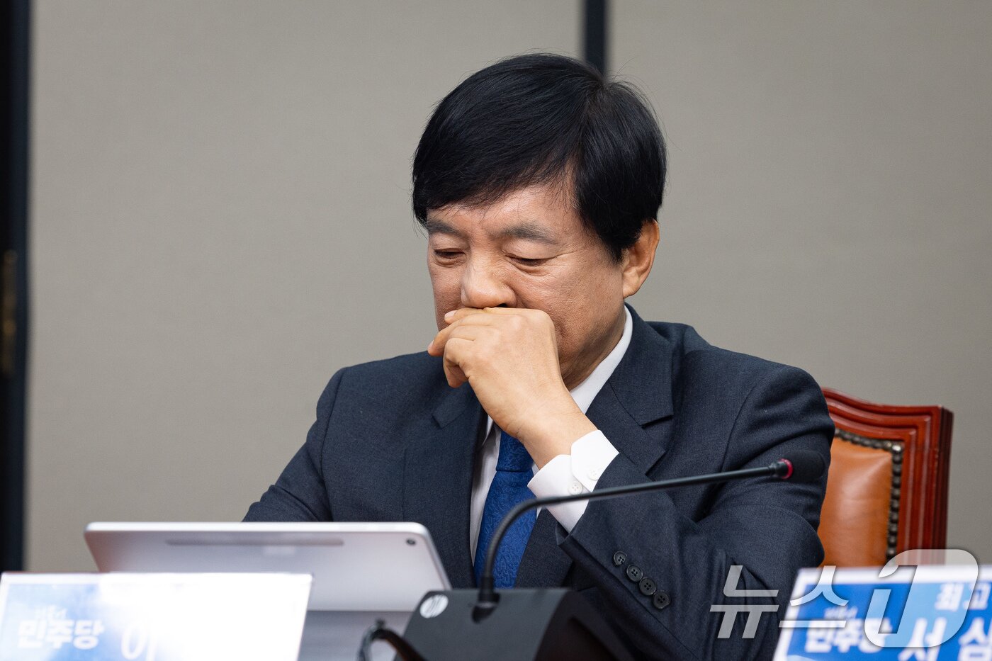 본문 이미지 - 이성윤 더불어민주당 최고위원이 9일 서울 여의도 국회에서 열린 최고위원회의에서 얼굴을 매만지고 있다. 2026.2.9 ⓒ 뉴스1 유승관 기자