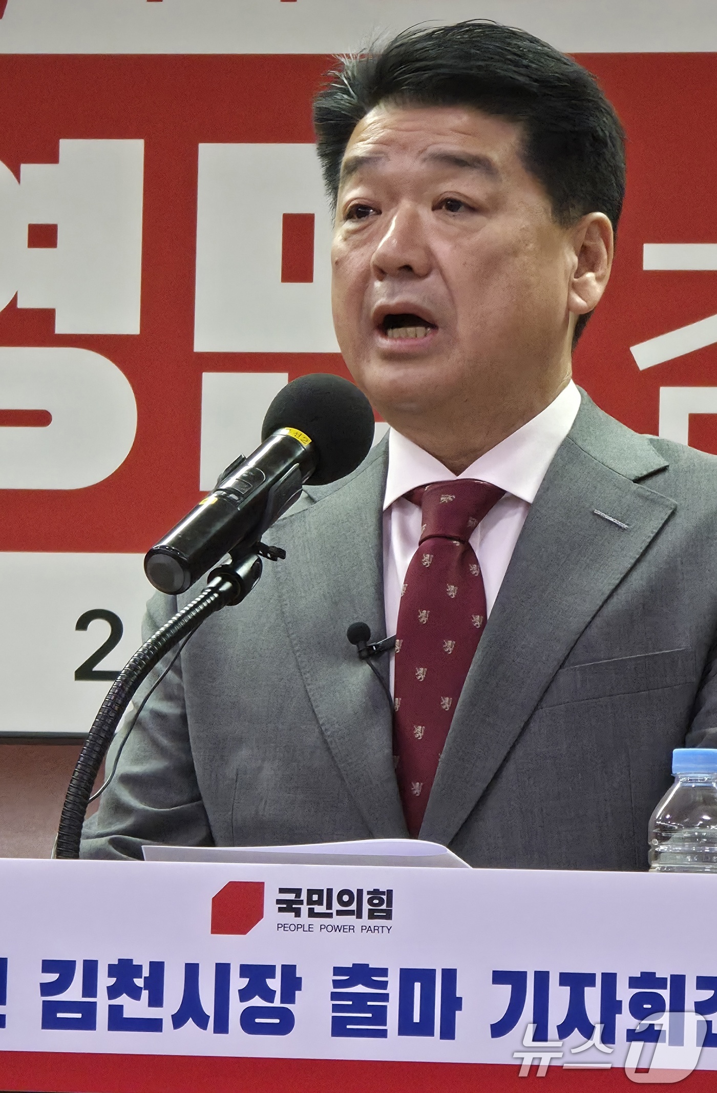 (김천=뉴스1) 정우용 기자 = 나영민 김천시의장이 9일 김천 시청에서 김천시장 출마 기자회견을 하고 있다. 2026.2.9/뉴스1