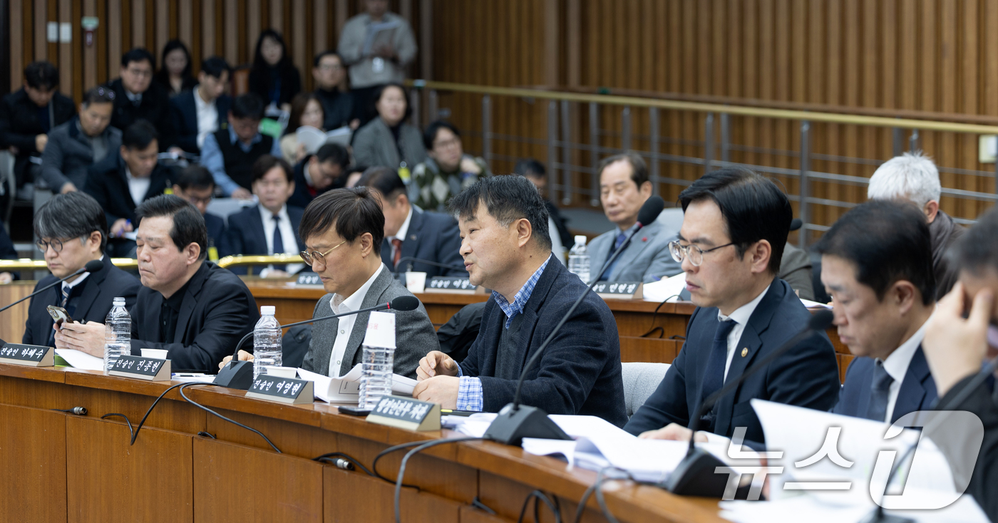 (서울=뉴스1) 이승배 기자 = 9일 서울 여의도 국회에서 열린 제432회국회(임시회) 행정안전위원회 행정구역 통합 관련 제정법률안에 대한 입법공청회에서 여영현 교수가 발언하고 있 …