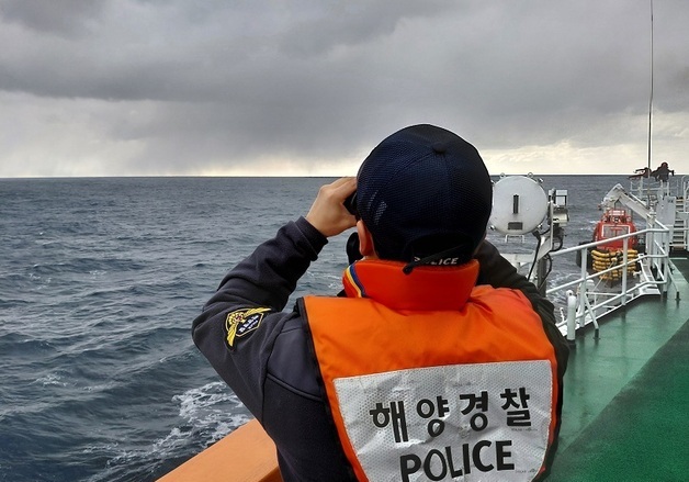 독도 해상 선원 추락 사고 이틀째…부상 1명 이송 완료, 1명 수색 중